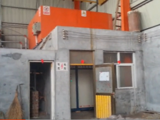 on site video of medium frequency furnace smelting